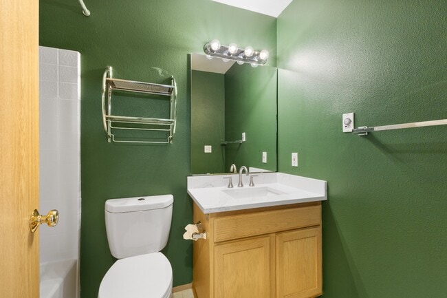 Building Photo - Spacious Townhome with Fenced In Back Yard