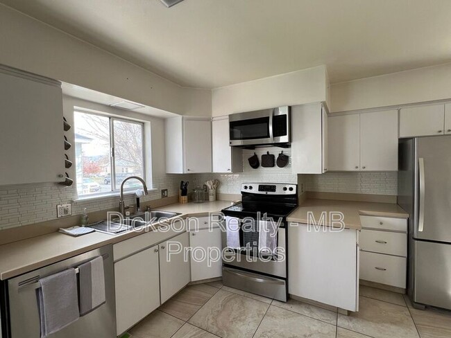 Building Photo - 631 Cheney St