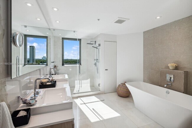 Building Photo - 17111 Biscayne Blvd