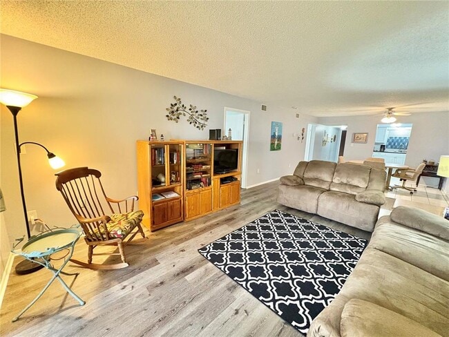 Building Photo - 3064 Lake Bayshore Dr