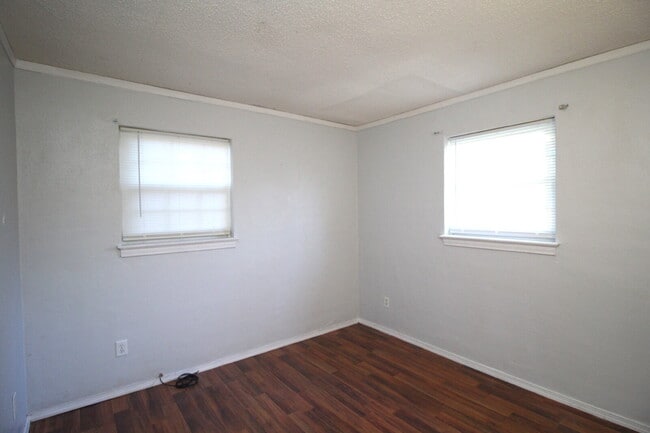 Building Photo - 3BR/2BA Home with Bonus Room & Fenced Yard...
