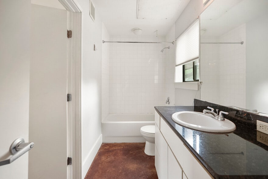 2 bathroom - 911 Keith Ln