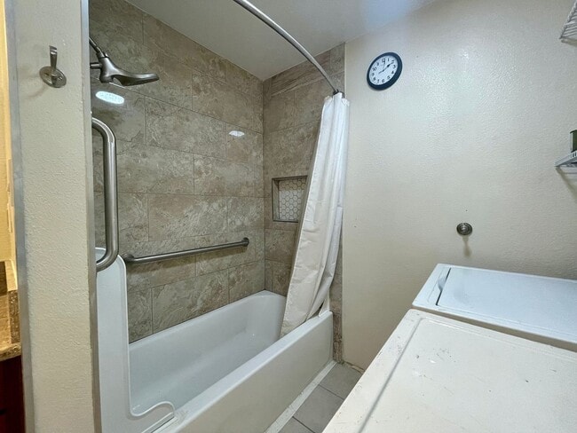 Building Photo - For Rent – 2 Bedroom, 1 Bath Home in Waipahu