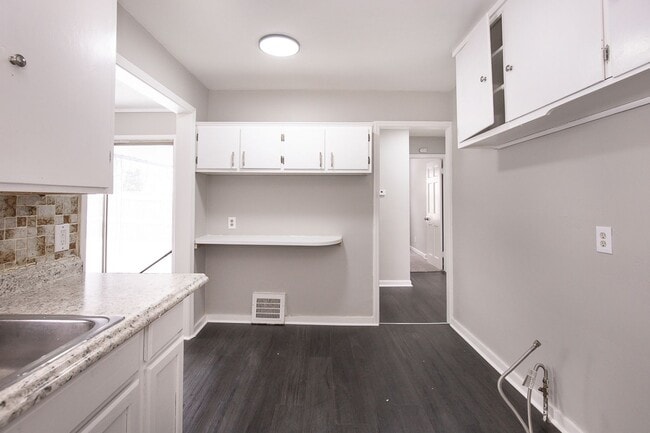 Building Photo - NEWLY RENOVATED! 3-BED, 1 BATH BEAUTIFUL  SINGLE- FAMILY HOME IN MAPLE HEIGHTS!