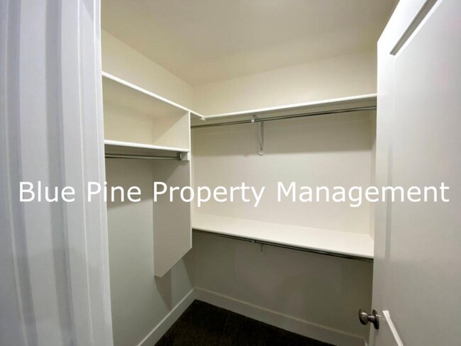 Building Photo - 1000 Sloane Way