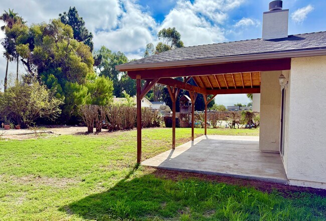 Building Photo - Four Bedroom Three Bath House Move in Cred...