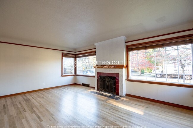 Building Photo - 4 Bedroom in the Heart of Sellwood! Fenced Backyard and Huge Basement!