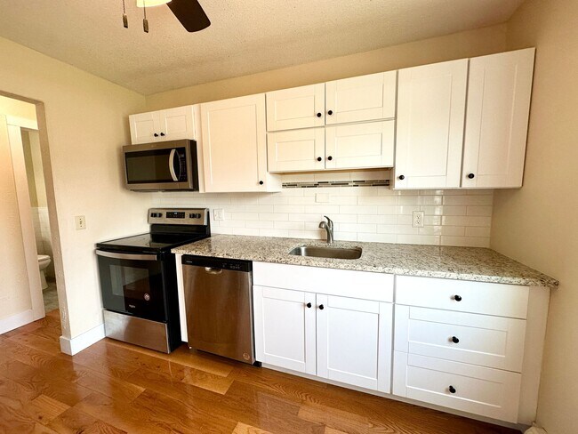 Building Photo - Aquila Flats