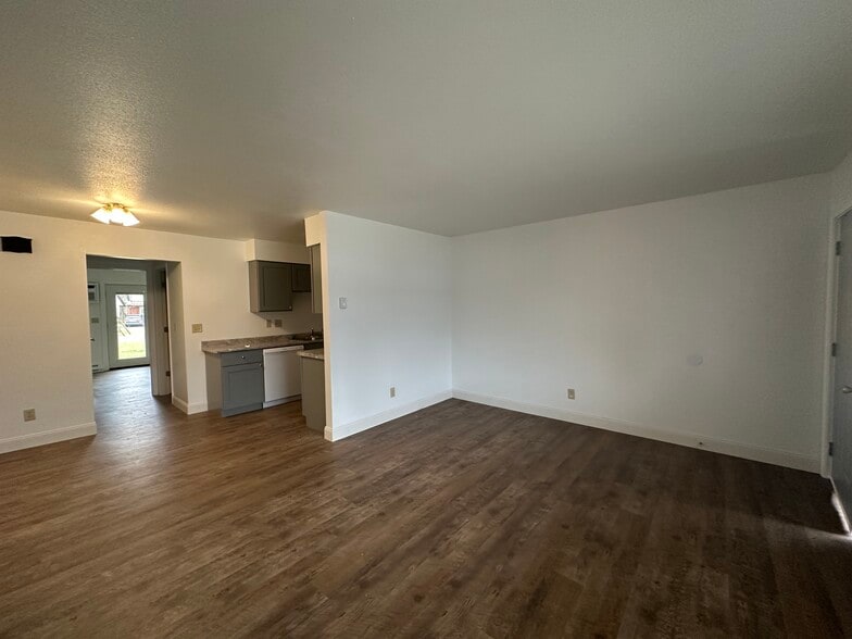 Building Photo - 1053 Lakeshore Dr