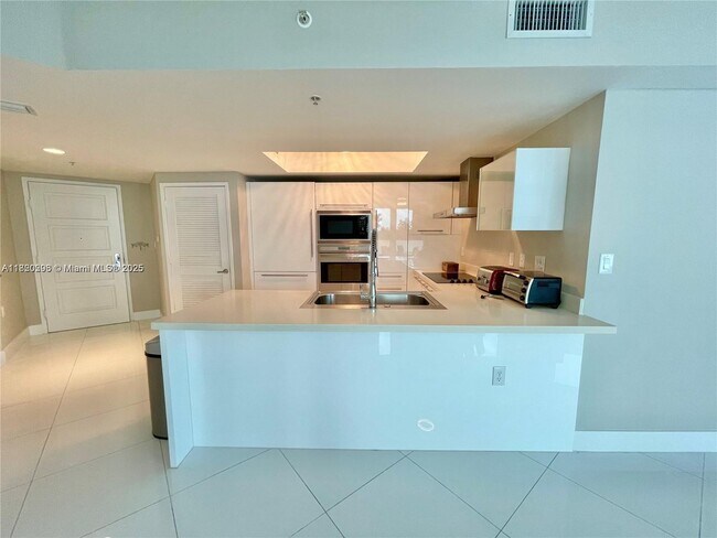 Building Photo - 150 Sunny Isles Blvd