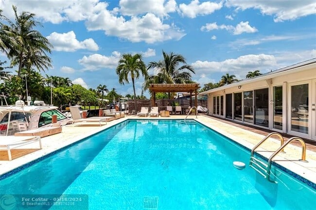 Building Photo - 1704 SW 4th Ct