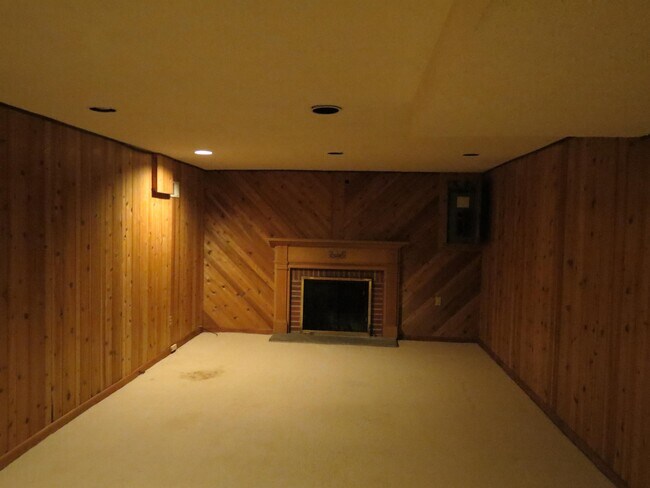 Building Photo - 9405 Locust Hill Rd