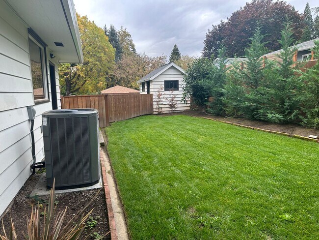 Building Photo - GORGEOUS RANCH STYLE HOME ON HUGE MANICURED LOT IN GARDEN HOME IN SW PORTLAND