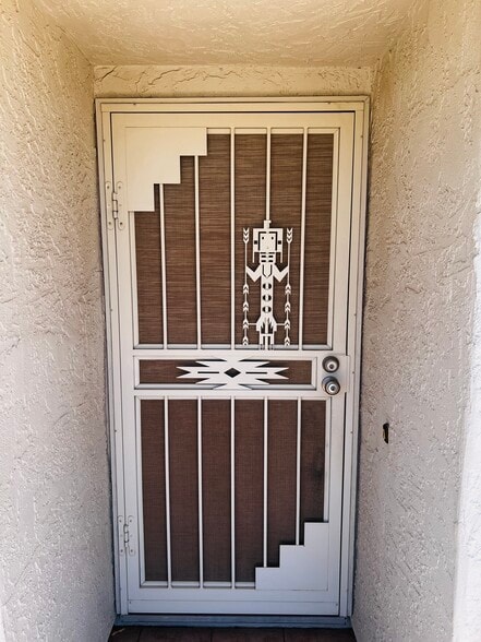 Security screens - 810 Leisure World