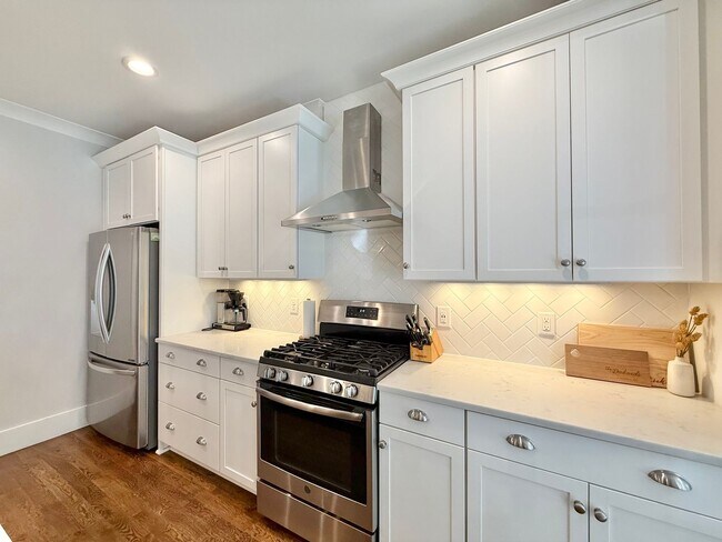 Building Photo - Stunning 3BD, 2.5BA Downtown Raleigh Home with Modern Updates, Large Fenced In Backyard, Fire Pit...