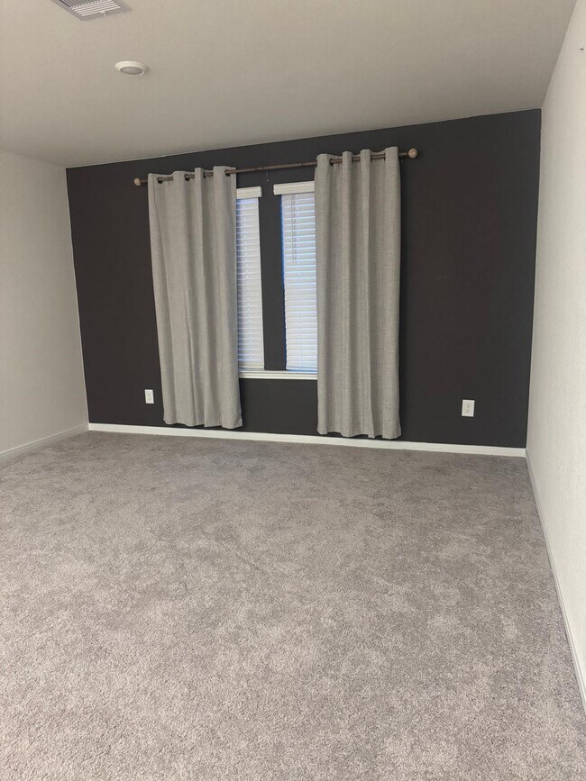 Building Photo - 4841 Sun Fls Dr