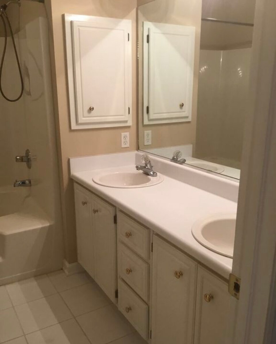 Master bath - 2020 Glennfield Ln