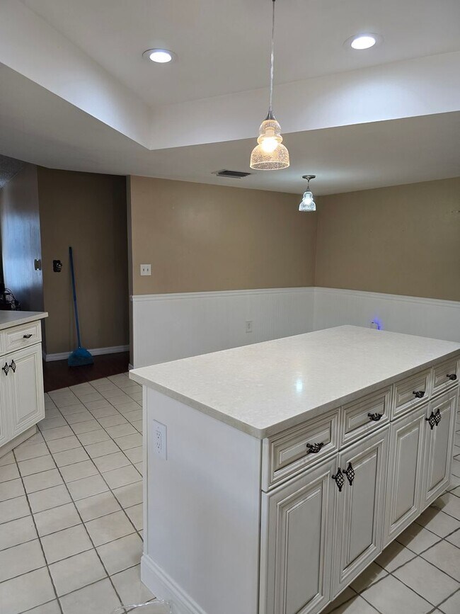 Building Photo - Be Home for the Holidays!