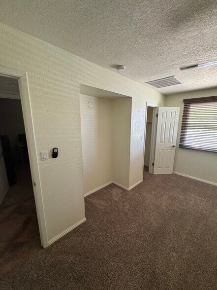 2nd master with walk-in closet - 1207 E Loyola Dr