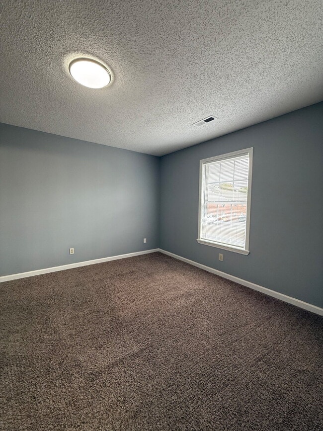 Building Photo - 3864 NORTHEAST DRIVE