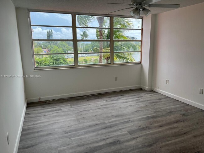 Building Photo - 1301 NE Miami Gardens Dr