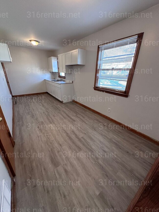 Building Photo - $895 - 2  bed 1 bath - Single Family Home *COMING SOON*