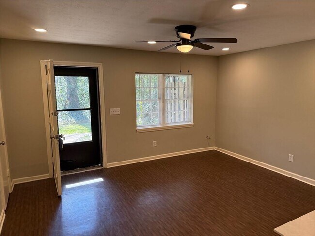 Building Photo - 3095 Colonial Way