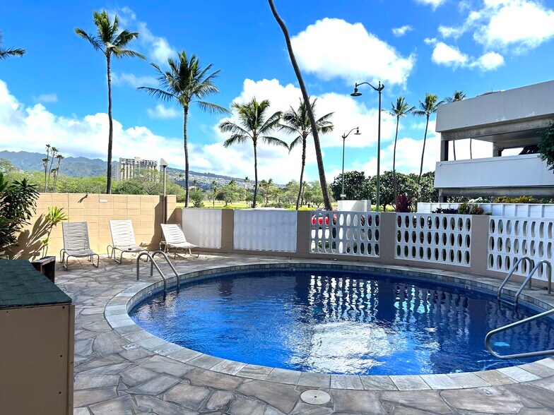 Fenced pool - 2415 Ala Wai Blvd