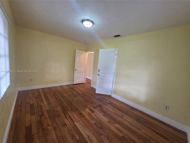 Building Photo - 1 N Melrose Dr