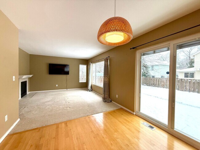 Building Photo - Bright Sammamish Home with Fully Fenced Yard