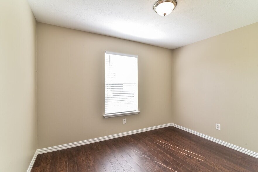 Building Photo - 9010 Walworth Dr