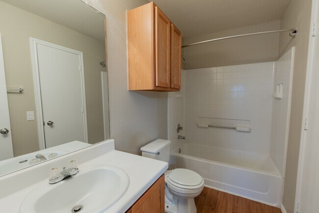 Building Photo - Charming 3BR/2.5BA Home with Spacious Back...