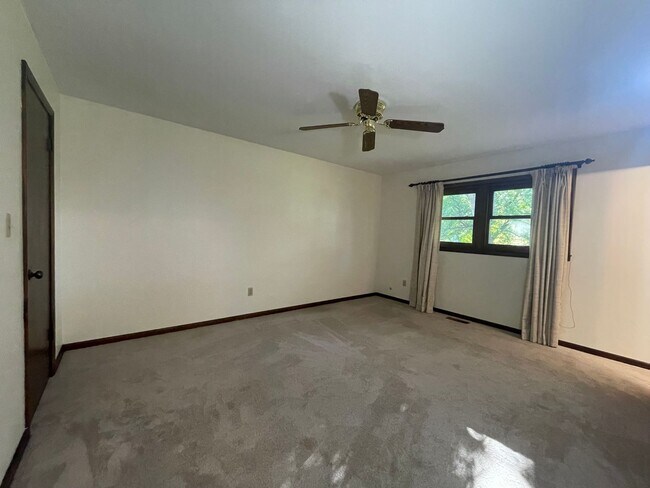 Building Photo - Baker Woods Home!