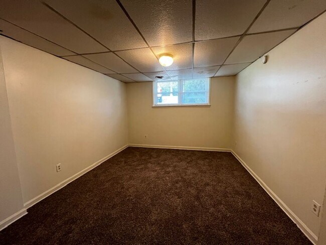 Building Photo - 4 Bedroom 2.5 Bath House with Garage and B...