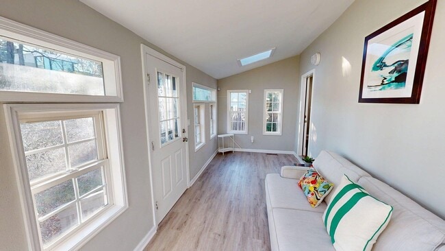 Building Photo - 1341 Franklin St NE