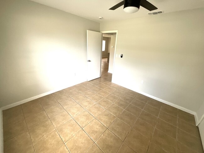 Building Photo - 610 SE 13th Ct