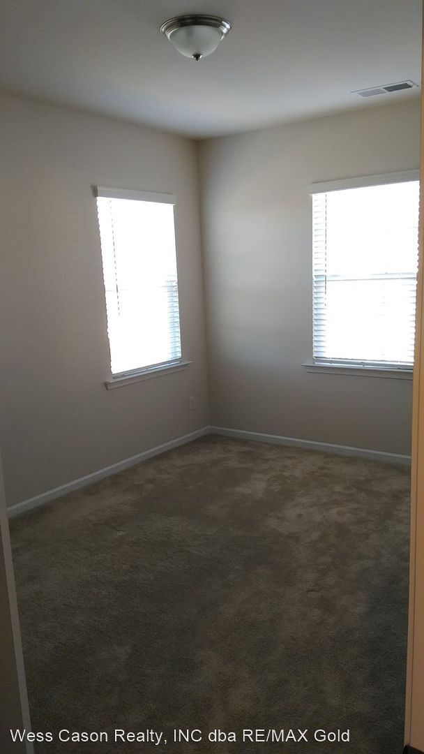Building Photo - 4 br, 3.5 bath House - 6096 Cloverdale Drive