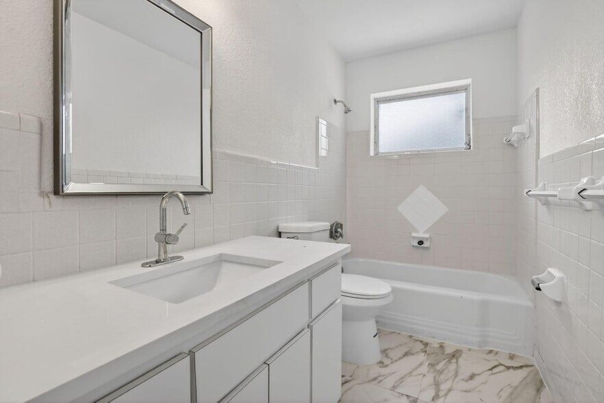 Building Photo - 5731 NE 17th Terrace