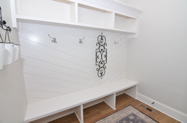 Building Photo - Fully Furnished in Downtown Franklin