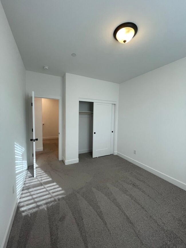 Building Photo - *PET FREINDLY* Beautiful 3-Bed 2.5 Bath Ho...