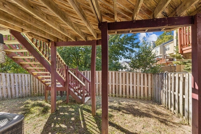 Building Photo - Welcome to this bright and beautifully maintained end-unit townhome in the desirable River Oaks c...