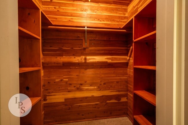 Building Photo - Fig Garden area Large Home, 4BR/3BA, Pool - Lots of Amenities!