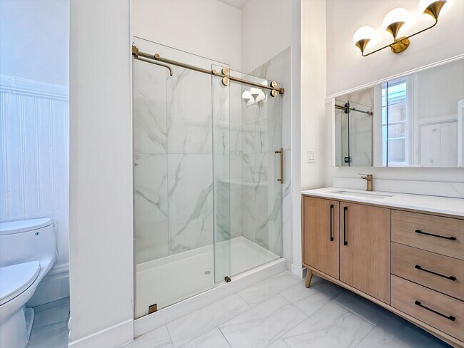 Building Photo - Top-Floor, Remodeled 5BR/2.5BA Victorian F...