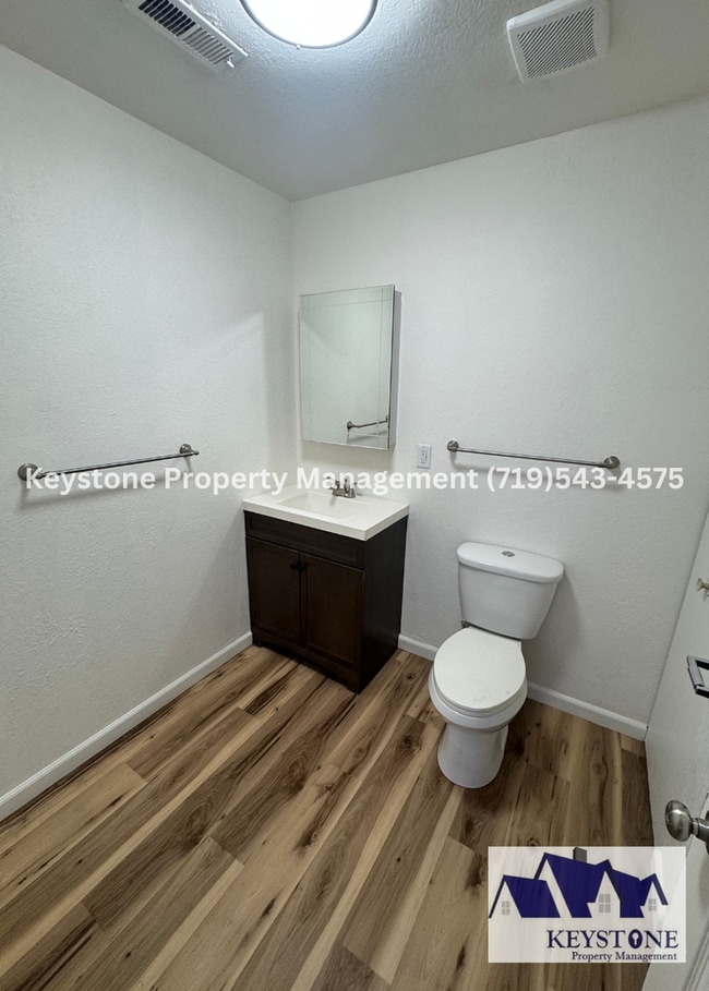 Building Photo - Fully Renovated Home 5 bedrooms/2 Bathrooms $1550/$1550