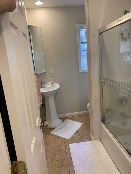 Bathroom - 2909 Alhambra Ave