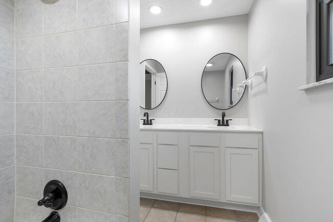 Building Photo - 554 Pointview Dr