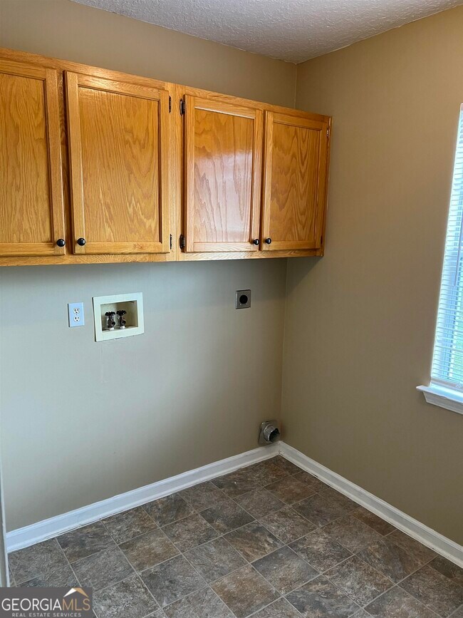 Building Photo - 204 Old Pond Dr W