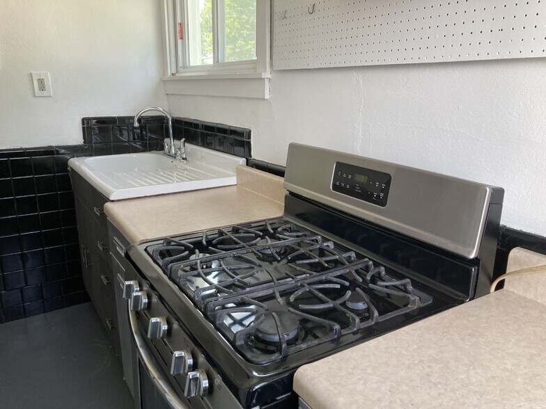 Gas Stove - 9579 Page Ave