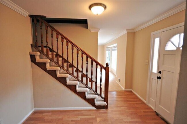 Building Photo - 4060 Summit Dr