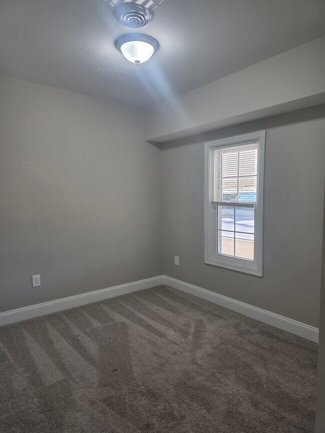 Building Photo - 2nd floor Apartment in Townsend